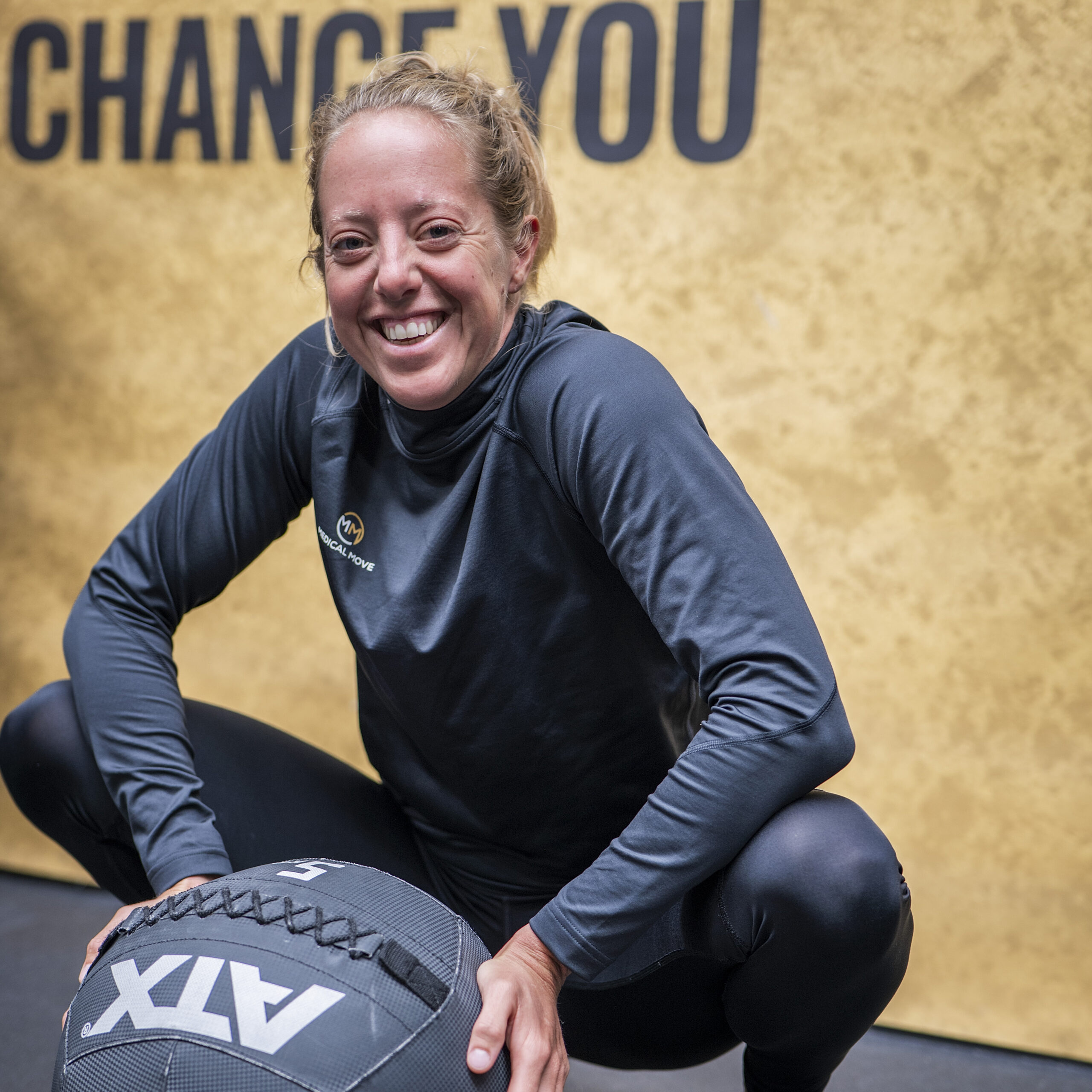 Mannelijke personal trainer in een sportschool met een kettlebell in zijn hand